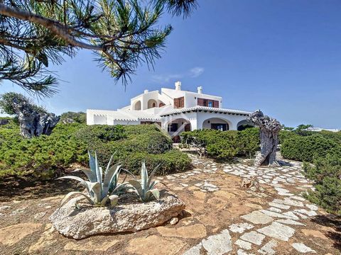 This magnificent 478 m² villa built on a 3,963 m² plot is located in the prestigious development of Cala Morell, belonging to the municipality of Ciutadella de Menorca. The main house is distributed over two floors. At the entrance we are greeted by ...
