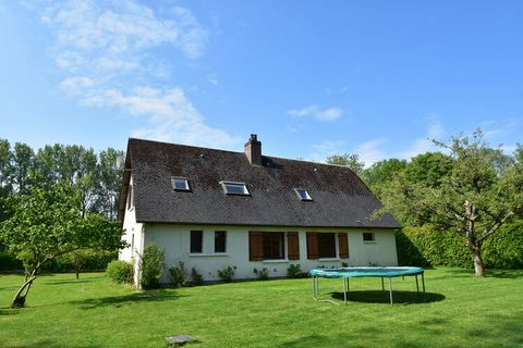 This quiet holiday spot is located on the edge of an authentic French village. The semi-bungalow from 1980 is spacious and has a simple and classic design. The sitting area with a fireplace, satellite TV (and via internet) also makes the less sunny d...