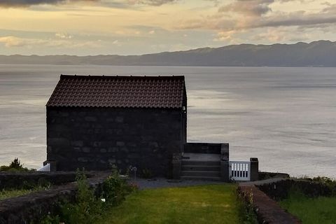 Vistas incomparables al Atlántico y hacia la vecina isla de São Jorge: El luminoso y moderno estudio está ubicado en una casa de piedra típica de la región en un entorno rural en el noreste de la isla de Pico, en las Azores. El apartamento tiene una ...
