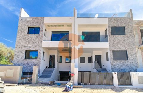 House in the Portas do Sol urbanization consisting of Basement, 2 floors and Terrace with Jacuzzi Turnkey, new ready-to-live construction deadline for completion of construction early 2024 Basement: -Garage with water, electricity, laundry, automatic...