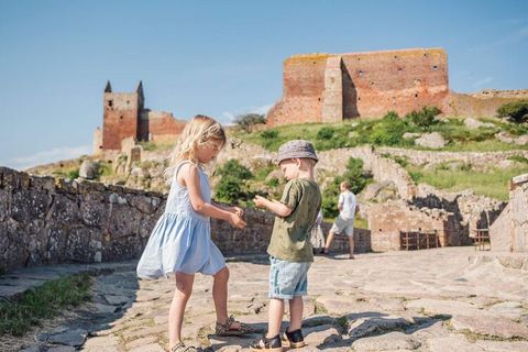 Ferienpark am Meer und Strand in Sandkås Entlang der Küstenstraße zwischen Bornholms beliebten Städten Gudhjem und Allinge liegt die Stadt Sandkås und der Ferienpark Abildgård. Hier können Sie auf den Spuren des deutschen Kunsthändlers Herbert von Gr...