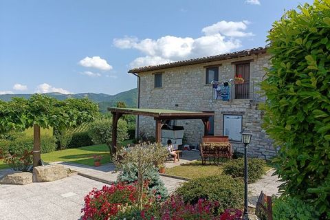 Dit fijne appartement biedt toegang tot een gemeenschappelijk zwembad en een heerlijke tuin. Je verblijft er comfortabel met het gezin of een groepje vrienden. Cagli is een prachtige middeleeuwse stad in de heuvels van de regio Marche. Het staat beke...