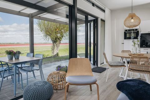 Deze luxe, vrijstaande en gelijkvloerse lodge staat op het kleinschalige, autoluwe Resort Wijdenes in een natuurrijke omgeving, direct aan het Markermeer. De gezellige stad Hoorn ligt op slechts 12 km. De lodge is van alle gemakken en comfort voorzie...