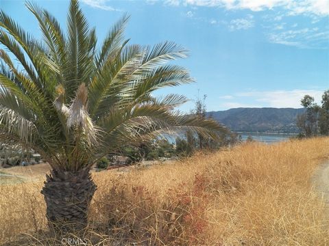 Undeveloped lot with views overlooking the Lake and the city of Lake Elsinore. Lot must be sold together with adjacent lot (see MLS#IG23175016 and APN#375-371-015 for adjacent lot details, pricing, and terms). These lots are located at the coroner of...