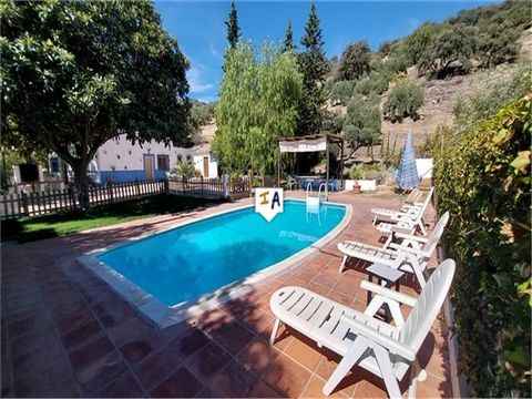 Ce Cortijo indépendant de 203 m2 rénové de qualité sur un terrain de 1 479 m2 avec une piscine privée et des jardins arborés se trouve dans une zone rurale à proximité d'Iznajar et de la ville de Rute dans la province de Cordoue en Andalousie, en Esp...