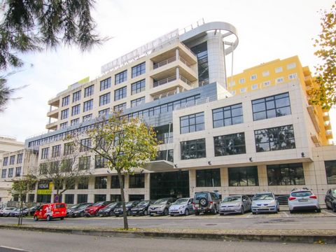 Trata-se de um edifício de escritório na zona consolidada de Miraflores onde estão localizadas as sedes em Portugal de grandes empresas internacionais. A zona é bem servida de comércio e serviços, o que permite uma vivência agradável na zona. Categor...
