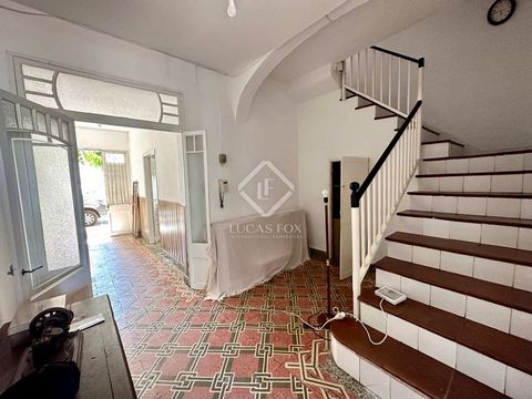 Lucas Fox presents this opportunity to acquire a 220 m² house to be renovated to your liking, very close to the old town of Ciutadella. The property has three floors. On the ground floor, it has a hall area with a room suitable as a bedroom next to t...