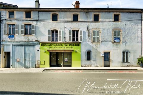 **** SOUS COMPROMIS **** ** EXCLUSIVITÉ ** Situé en plein cur de Pont-de-Vaux, cet ensemble immobilier à rénover comprend actuellement un local commercial en activité (boulangerie 