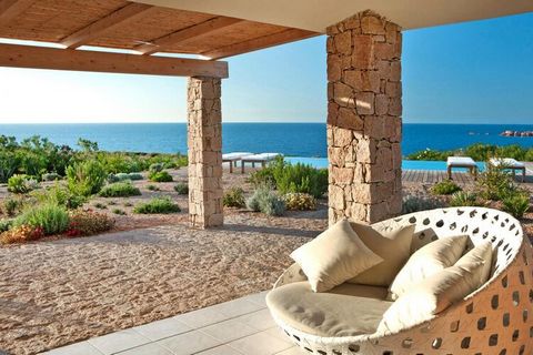 Elegante Ferienvillen in einem traumhaft schönen Resort mit Panoramablick auf die Isola Rossa und den Golf von Asinara. Verbringen Sie einen unvergesslichen Urlaub am Meer und genießen Sie ihre Privatsphäre in den Villen, kombiniert mit den Service-A...