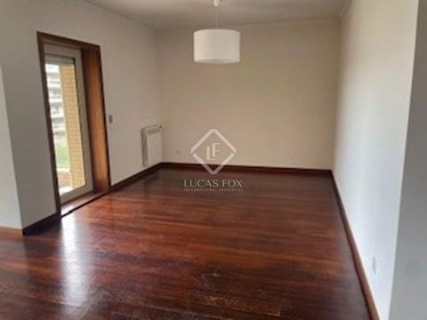 3 bedroom apartment in excellent condition and with a unique location, in one of the most exclusive and privileged areas of Foz, in an area of predominantly residential and consolidated construction. This apartment is located in an area with easy acc...