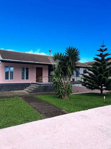 Located in São Brás, this villa is an excellent investment for a family that likes and knows how to appreciate the privileged view it has of the sea and the countryside. It is a villa that is very well located, as it is relatively close to both citie...