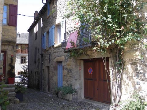 In the heart of one of France's most beautiful villages, this well-maintained 100 m² house comes with a garage, cellar, kitchen, living room, shower room and bathroom. It is perfect for holidays. The kitchen/dining room has an open fireplace, and the...
