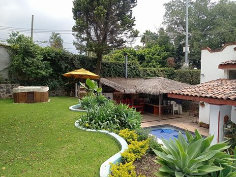 Cuernavaca style house on one level with beautiful garden and spectacular terrace with living and dining room to enjoy outdoors. Very spacious spaces, living room and dining room with full guest bathroom, very comfortable kitchen, family room, 2 seco...