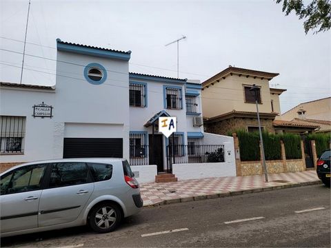 Cette propriété se trouve à quelques pas du centre de la ville et de toutes les commodités locales à Fuente de Piedra, dans la province de Malaga en Andalousie, en Espagne. La spacieuse propriété construite de 204 m2 dispose d'un parking dans la rue ...