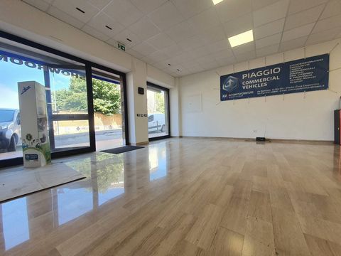 Viterbo (semi-central area) Beautiful commercial space of approximately 102 m2, renovated, with large windows facing the street. The shop enjoys large customizable internal spaces which would also allow the possibility of splitting into two commercia...