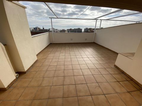Duplex takvåning till salu i Sant Carles de la Rapita, Costa Dorada. Den har en yta på 102 m2. På bottenvåningen finns vardagsrummet med öppet kök, en terrass, 2 sovrum och ett badrum med badkar. På övervåningen finns ett tredje sovrum med duschrum o...