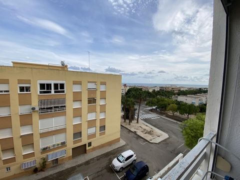 Apartment for sale in Sant Carles de la Rapita, Costa Dorada. The apartment has a useful area of 84m2 that are distributed in a spacious living room, a terrace with sea views, 3 bedrooms of which two double and one single, a bathroom and a separate k...