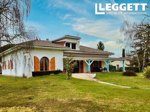 A25281JLV31 - Only 1h from Toulouse and its airport, in a really lovely area - large family house with swimming pool, tennis court and park. Near the centre of Cazères with quick access to the A64, in an exceptional and peaceful area. View to the Pyr...