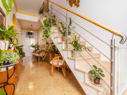 Casa unifamiliar de 4 dormitorios situada en una zona tranquila de la parroquia de São Sebastião, Loulé en el Algarve. La propiedad consta de dos (2) plantas sobre rasante, planta baja y planta alta. Con un estilo tradicional, manteniendo una fusión ...