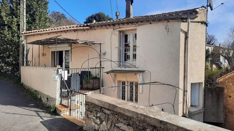Hamlet with no shop, 15 minutes from Roujan, 30 minutes from Pezenas and Beziers and 40 minutes from the coast. Pretty village house with about 88 m2 of living space including 2 bedrooms plus a lovely vaulted cellar of 30 m2, several terraces with ni...