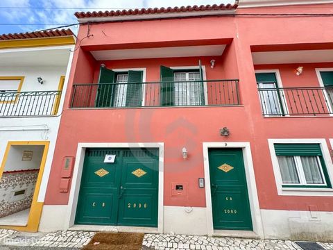 3 bedroom villa with 3 floors, in the beautiful village of Golegã, 200 meters from the central arena, capital of the horse and internationally recognized. On the ground floor, there are 3 horse boxes and a shower to wash them. On the first floor ther...