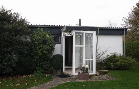 Small, cozy bungalow, just 150 meters from the Wadden Sea National Park in the tranquil village of Warwerort. The bungalow is equipped with all the amenities you need for a relaxing holiday. The kitchen is equipped with a modern stove with ceramic ho...