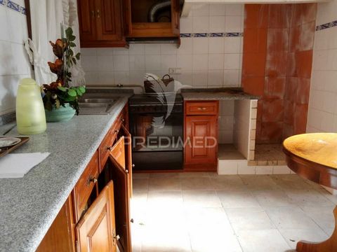 House T5 to remodel in Mourisca do Vouga 5 minutes from Águeda! Located in a quiet area, with good access to all services! The villa consists of two floors and is already with some improvements in terms of windows and kitchen! - Garage closed. - Larg...