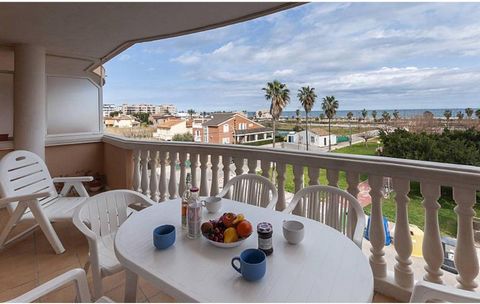 Tolles Apartment für 4 oder 5 Personen mit Blick auf den wunderschönen Strand von Daimuz und Zugang zum Gemeinschaftspool. Beginnen Sie Ihren Tag voller Energie und genießen Sie ein tolles Frühstück auf der Terrasse dieser Wohnung, während Sie das Me...