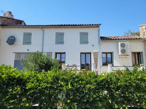 Attractive 108 m² house, completely renovated in 2018, situated in the heart of a small Gersois village on the route to Santiago de Compostela, just a few minutes from Auvillar, Tarn et Garonne. This beautiful semi-detached stone building comprises a...