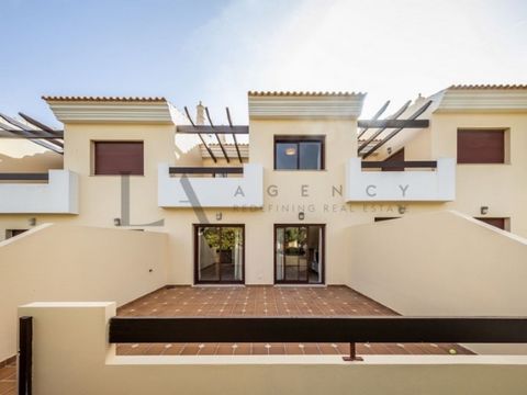 Townhouse with 3 bedrooms, all en suite, recently renovated and located very close to the Pestana Hotel in Vila Sol, Vilamoura. The villa is divided into 3 floors, and on the ground floor we can find the entrance hall, a fully equipped kitchen, a liv...