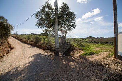 Terreno Rústico em Alenquer com 12.120 m2, situado na Rua da Pacheca, nº. 70 – Casal Santo António. Na União de  Freguesias de Alenquer. Possibilidade de fazer um armazém agrícola. Àgua e Luz mesmo á entrada da propriedade. Bom acesso. A 5 minutos de...