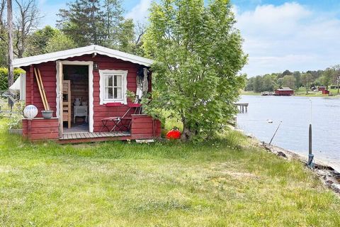 Here you will find a wonderful lake plot on Väddö in Stockholm's northern archipelago, with docks, a boat and a sauna! The plot is fenced and the cottage owner allows pets. The large house has 4 beds, one double room and one with two beds and a guest...