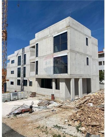 Location: Zadarska županija, Zadar, Diklovac. Willkommen beim Projekt „Diklovac – moderne Wohnungen zum Verkauf“! OBJEKTBESCHREIBUNG: Die Wohnung befindet sich im obersten Stockwerk des Gebäudes und ich habe meine eigene Dachterrasse mit freiem Blick...