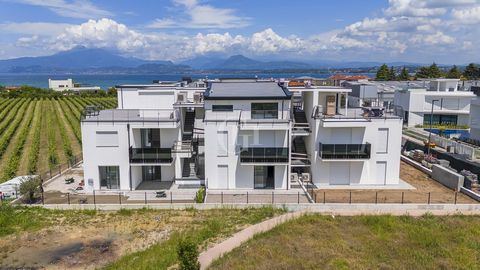 W nowo wybudowanej rezydencji położonej w Peschiera del Garda, zaledwie kilka kroków od brzegu jeziora, oferujemy wspaniałe mieszkanie na pierwszym piętrze z dużym prywatnym solarium. To przestronne mieszkanie znajduje się na dwóch poziomach i oferuj...
