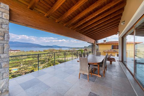 Garda Haus Padenghe oferuje prestiżową willę z widokiem na jezioro w romantycznej zatoce. Ta nieruchomość szczyci się dużą prywatnością w cichej okolicy Manerba del Garda, odpowiedniej dla wszystkich rodzajów potrzeb, z której można korzystać zarówno...