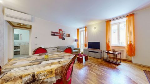 Nous proposons à la vente un appartement dans le centre d’Arona, à quelques pas du bord du lac se trouve cet appartement de 110 m² situé au premier étage entièrement rénové. La solution se compose d’un hall d’entrée, d’un double salon meublé d’une cu...