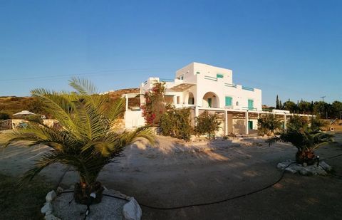 Ontdek luxe en rust in deze uitzonderlijke villa in Isteri, Paros. Met een totale oppervlakte van 282 m² en gebouwd op een ruim perceel van 3260 m², is deze woning het ultieme toevluchtsoord voor ontspanning en genieten van het Cycladische leven. Lux...