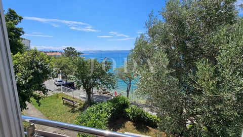 Location: Primorsko-goranska županija, Crikvenica, Selce. Apartment in an attractive location in the first row to the sea! It is located on the first floor of a smaller building. It consists of a living room with a kitchen from which there is an exit...