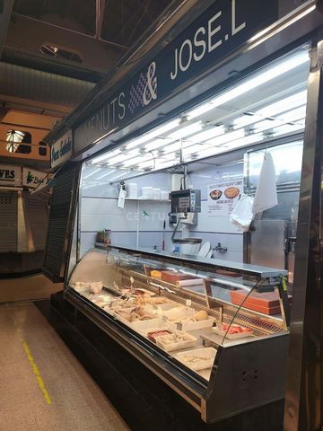 Do you want to become an entrepreneur? At CENTURY 21 Ars we give you that possibility. We offer this stop exclusively at the Mercat de Collblanc in Barcelona, fully equipped with refrigerators, refrigerated display case, stainless steel furniture, ha...