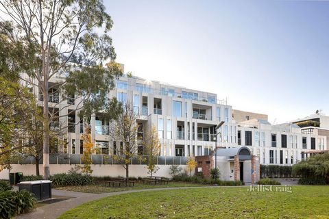 Nur wenige Schritte vom Fawkner Park und dem pulsierenden Einkaufs- und Gastronomiemekka von South Yarra entfernt, bietet dieses erhöhte Apartment mit zwei Schlafzimmern und zwei Bädern von Elenberg Fraser mit Blick auf die Parklandschaft ein sichere...