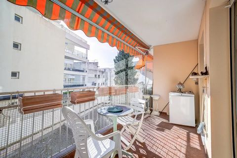 300 meters from the post office St Barthelemy, in a luxury building on the 2nd floor. 2 rooms 52 m2, crossing, quiet South terrace of 9 m2. Work to be planned- Great potential cellar and large parking in the basement. Condominium 61 lots, charges 263...