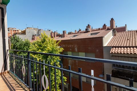 Vivienda compuesta por 3 habitaciones, dos de ellas interiores, cocina independiente, comedor con salida a balcón y baño con ducha hidromasaje. La finca no dispone de ascensor. Se encuentra en buen estado de conservación. Situado en pleno centro a es...