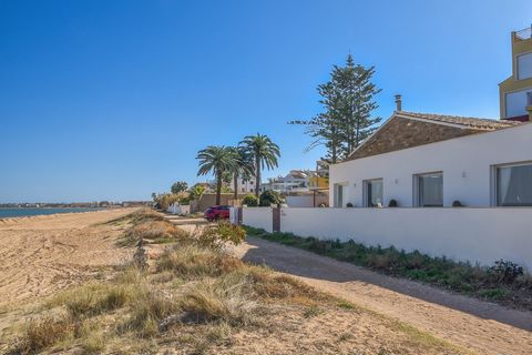 Refurbished villa on the front line of the sandy beach of Els Molins, in the municipality of Dénia, The property offers three bedrooms and three bathrooms, all on one floor, making it a very practical home. All the rooms in the house face the beach, ...