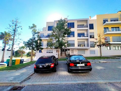   Apartamento T3, com terraço e garagem, naQuinta das Pevides em Mafra, em excelente estado de conservação, comacabamentos de qualidade e uma localização privilegiada. O local é ideal para quem quer viverentre o campo e o mar e estar próximo de Lisbo...