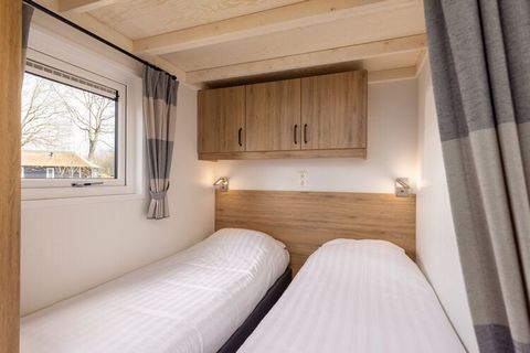 Deze knusse lodge van het type tiny house staat op Vakantiepark De Tolplas, niet ver van de gelijknamige recreatieplas en op slechts 12 km. van de stad Almelo. Zoals u kunt verwachten van een tiny house, beschikt u over alles, maar op een kleine oppe...