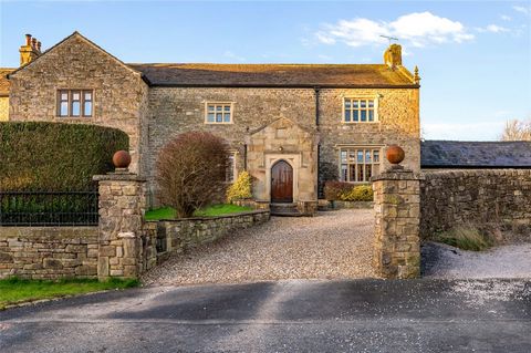 Park Head Farm is a traditional Grade II stone-built farmhouse oozing character with stone mullioned windows, beamed ceilings and traditional fireplaces. Located in a quiet yet convenient location at Park Head in Whalley, the property is in a great l...