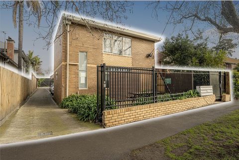 Teska Carson a le plaisir de présenter le 7 Raglan Street, St Kilda East à la vente privée. Situé dans une fantastique rue bordée d’arbres de St Kilda East, le 7 Raglan Street offre aux acheteurs la possibilité d’acquérir un immeuble d’appartements b...