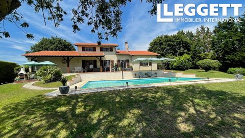 A30735MAE32 - Villa de 230 m² construite en 1983 à 5 minutes de L'Isle-Jourdain et 30 minutes de l'aéroport de Toulouse/Blagnac, en pleine campagne, au calme, plein sud, avec une piscine de 10 x 4 mètres et garage. 5 chambres. Les informations sur le...