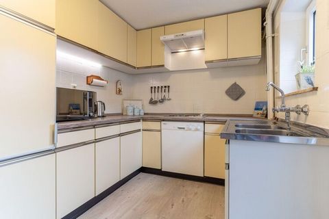 Apartament o powierzchni 49 metrów kwadratowych dla 3 osób znajduje się na parterze domu. Salon i jadalnia są komfortowo urządzone. W kuchni można wyczarować pyszne dania ze wszystkimi niezbędnymi przyborami. Kolejna mała jadalnia ma pojedyncze łóżko...