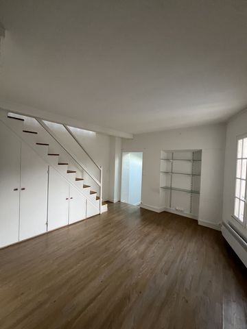 Appartement de 2 pièces, au 3ème étage et dernier étage d'un petit immeuble au coeur de Boulogne - Billancourt. Cet appartement en duplex est composé d'un premier niveau comprenant un espace de vie et une cuisine fermée ainsi qu'un bureau/chambre et ...